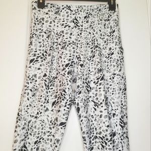 Freely 7/8 Pocket Leggings Animal Print Yoga Pants White & Gray Medium